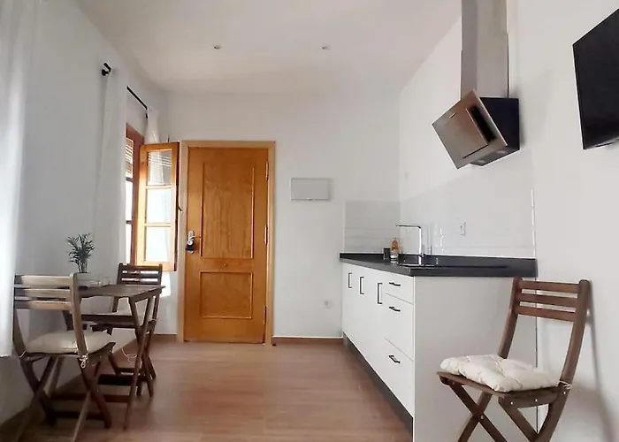 Limerencia: Tu Hogar En Este Blanco Pueblo